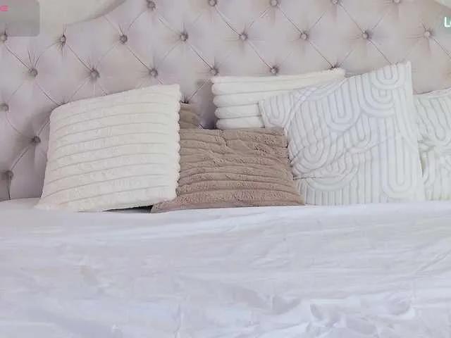 Offline BlondieAnnia on BongaCams