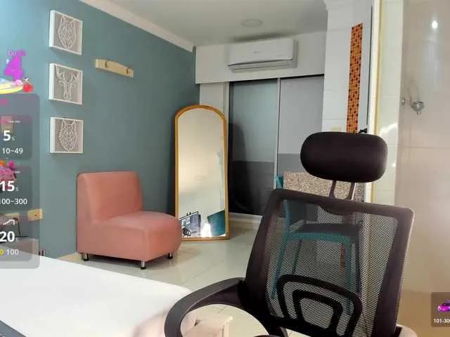 Charlotte-xoxo on BongaCams