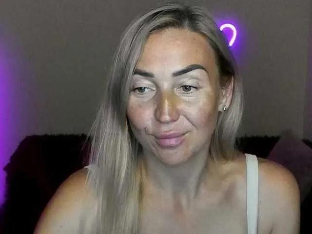 Jullyblondkiss on BongaCams 