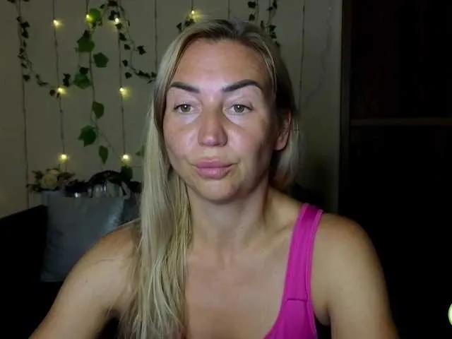 Jullyblondkiss on BongaCams 