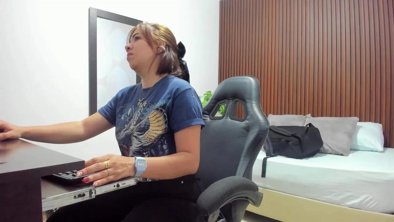 alma_fenix on Cam4 