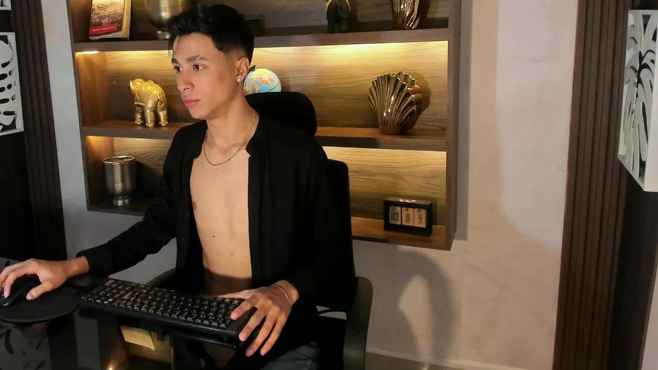AmadeoDeSanti on Cam4 