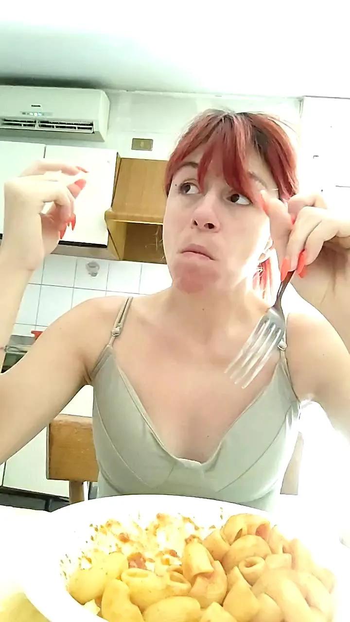 Offline Annarellapika on Cam4