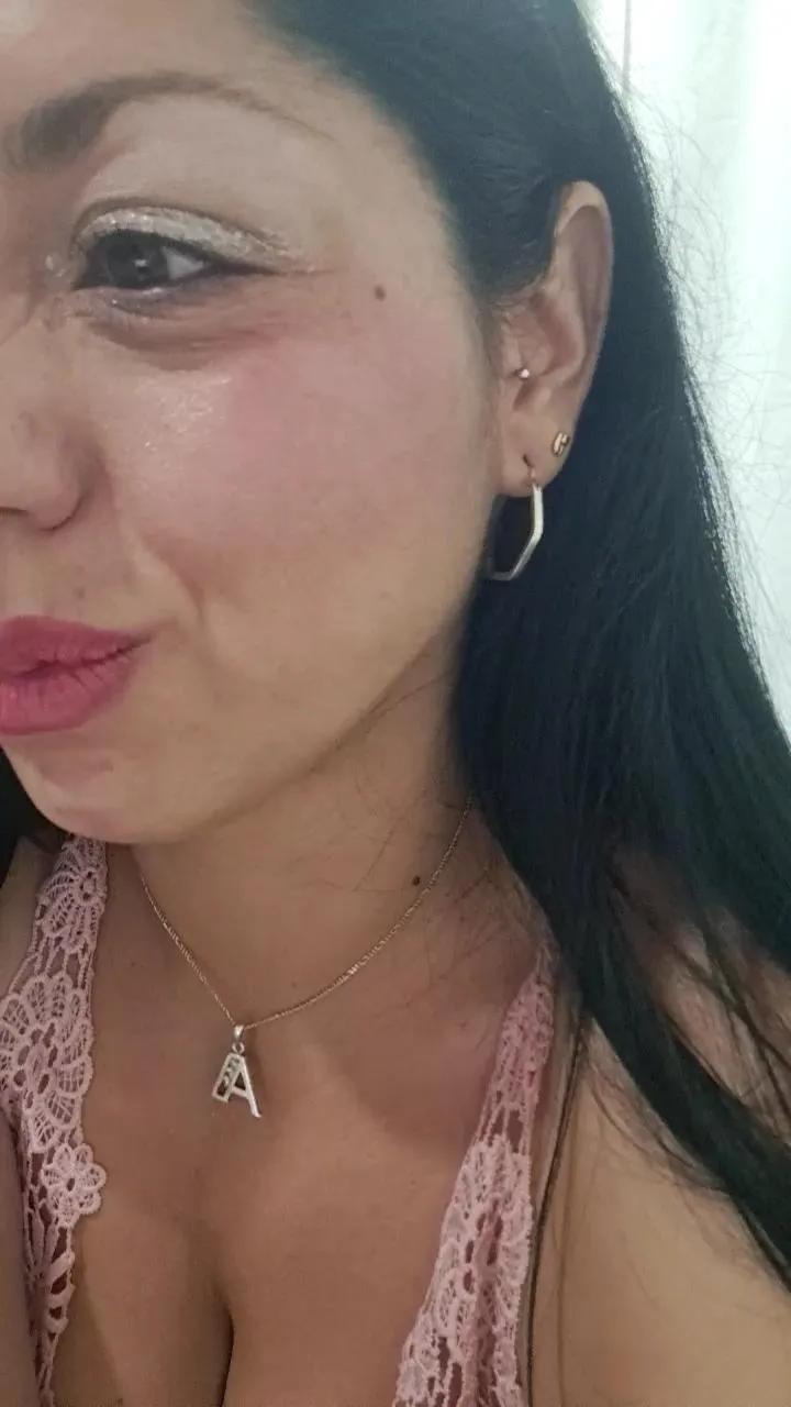 bella_milf1 on Cam4 