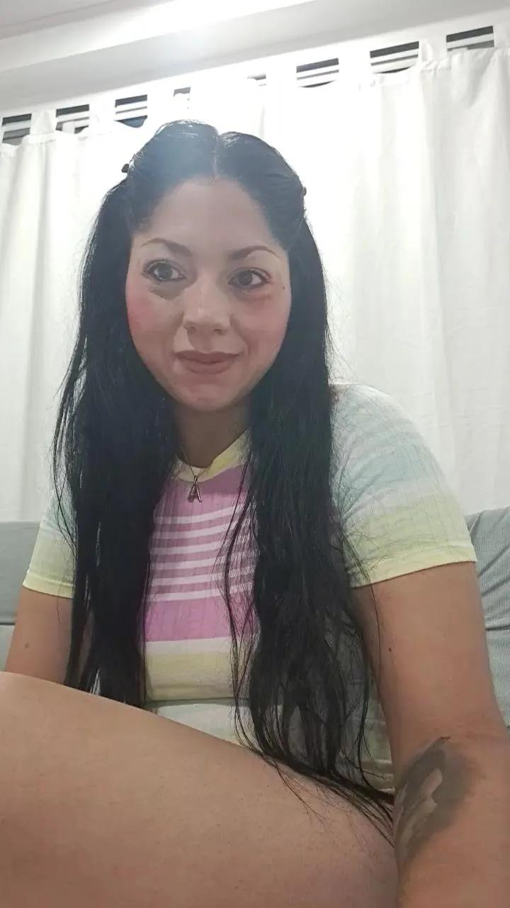 bella_milf1 on Cam4 