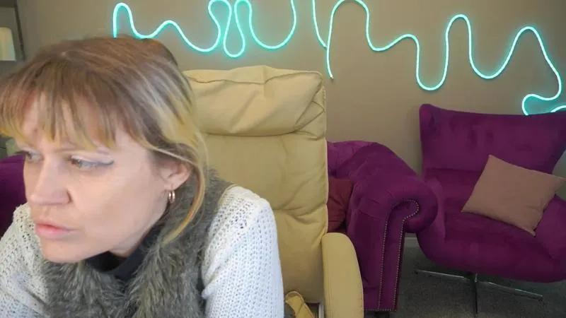 BellaLaPetit on Cam4 