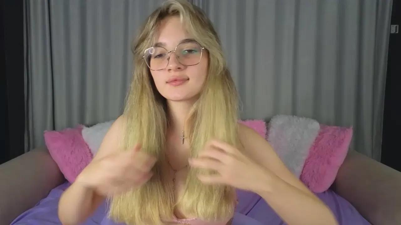 Offline CaitlynBronze on Cam4