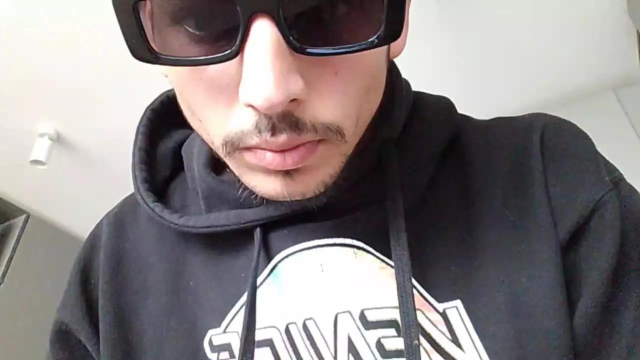 Offline draculaboy95 on Cam4