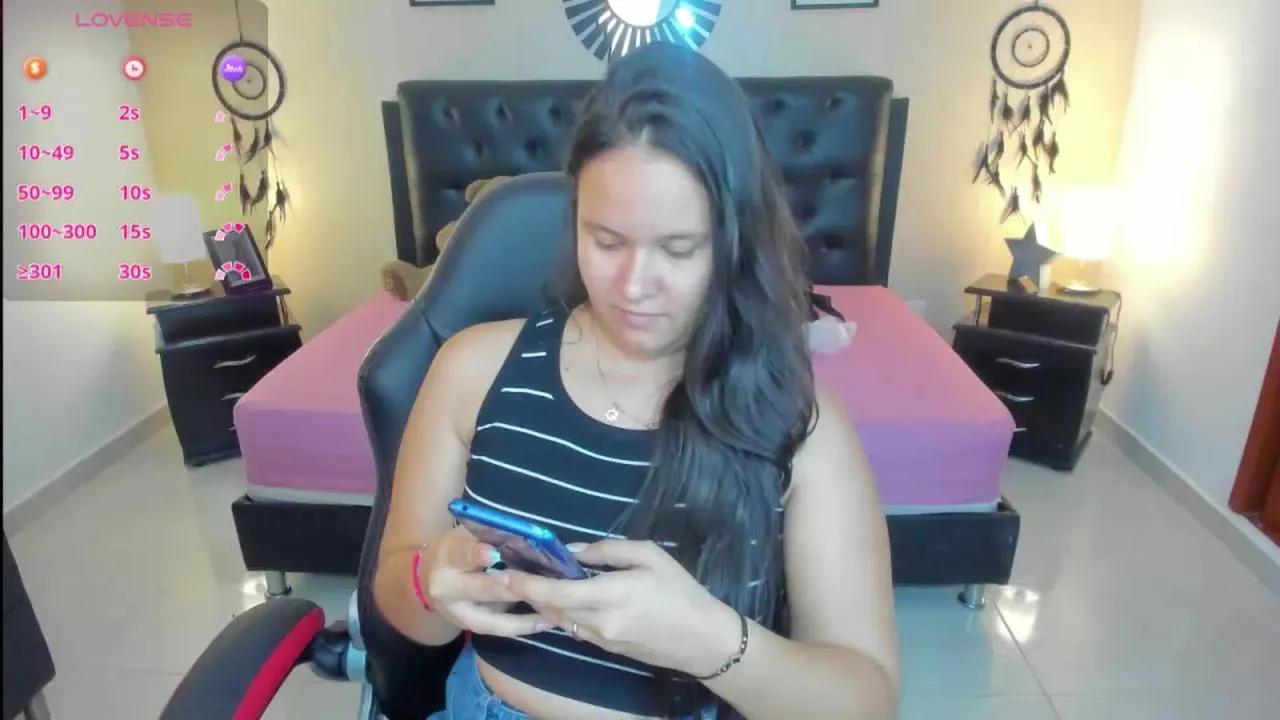 Offline emily__lovexx on Cam4