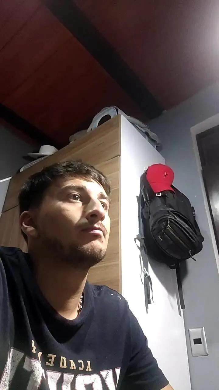 Offline Esteban19PG on Cam4