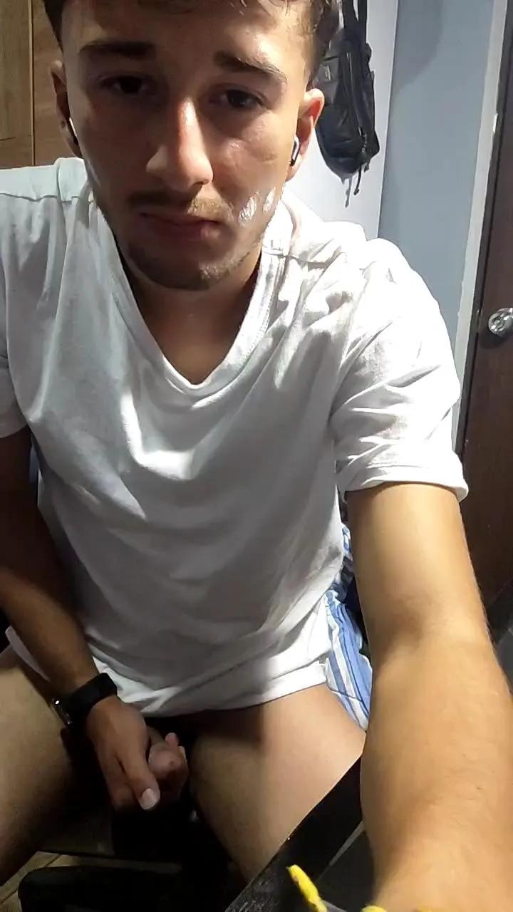 Offline Esteban19PG on Cam4