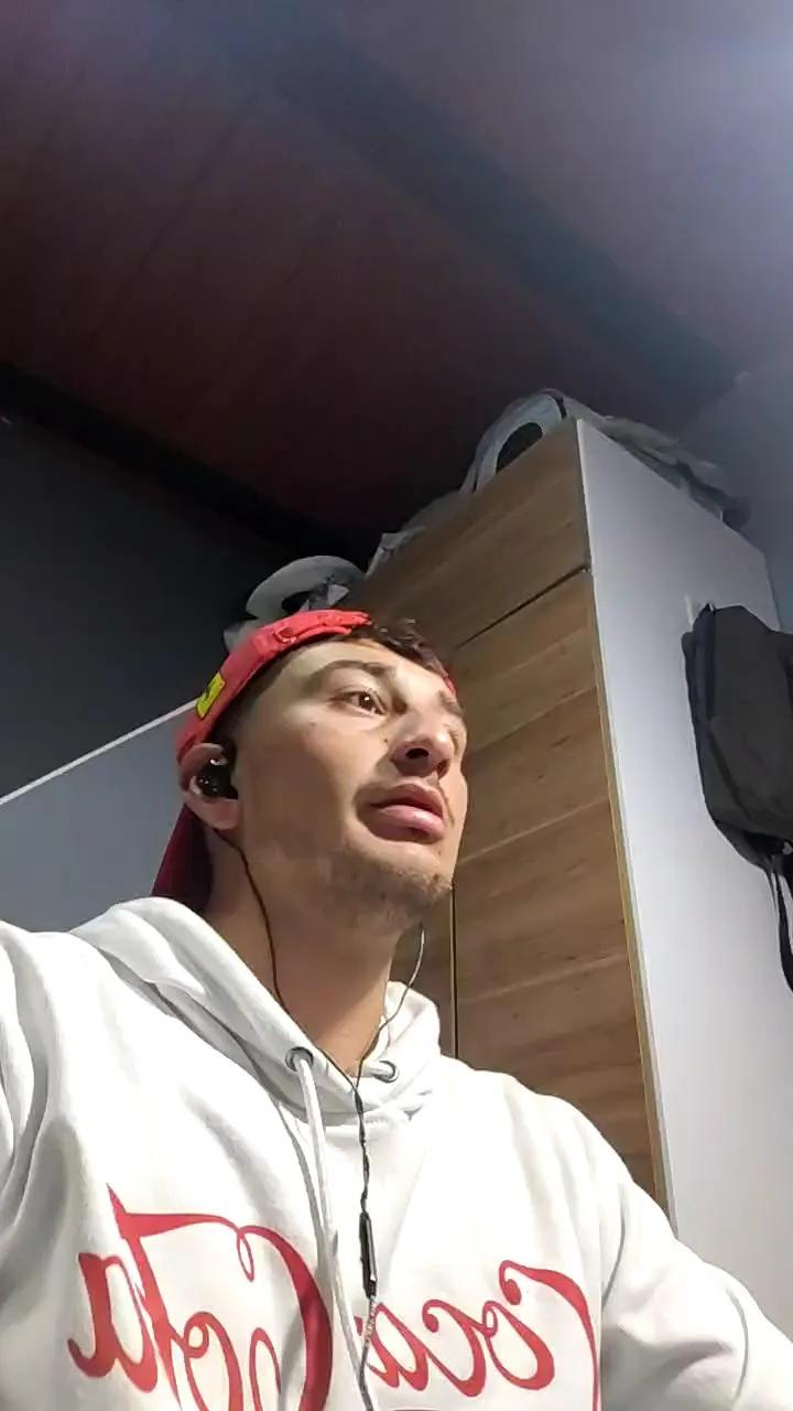 Offline Esteban19PG on Cam4