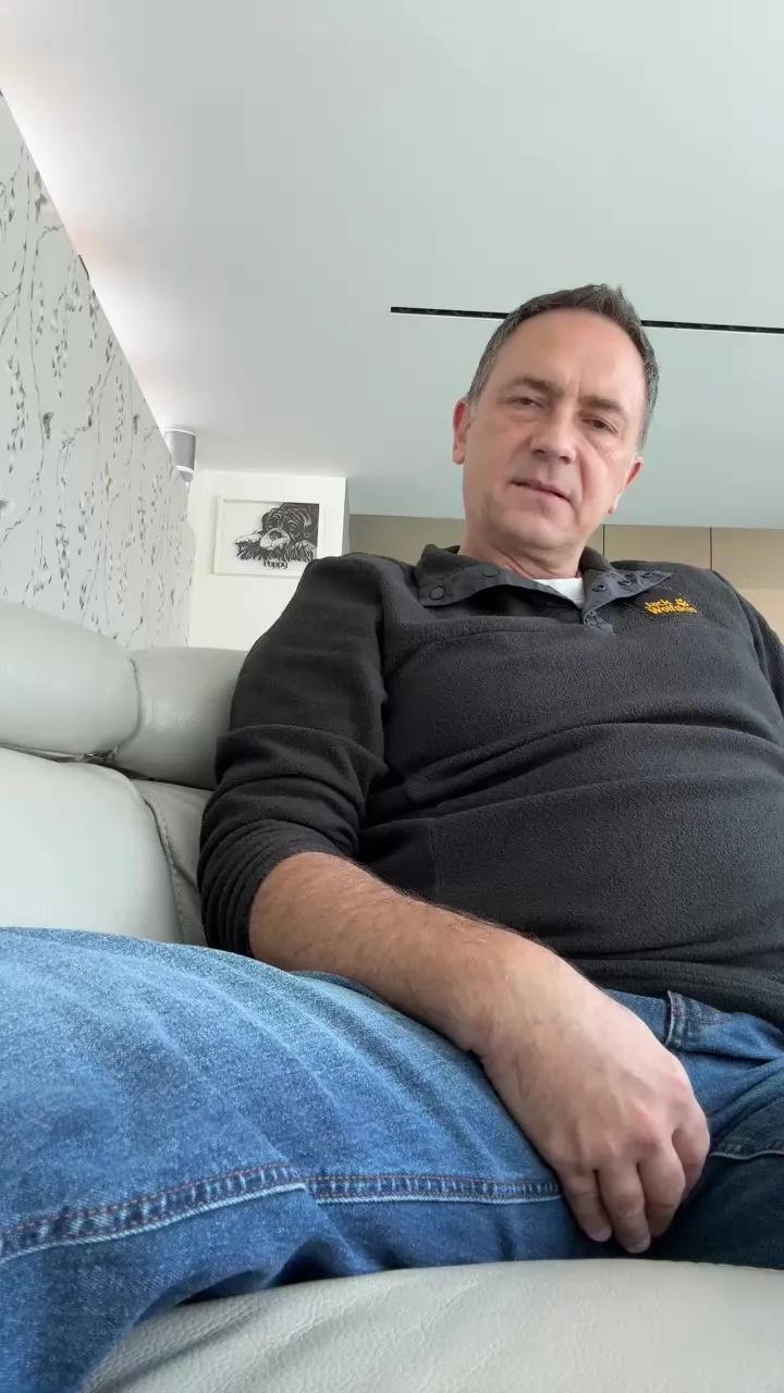 Offline foreskinuk on Cam4