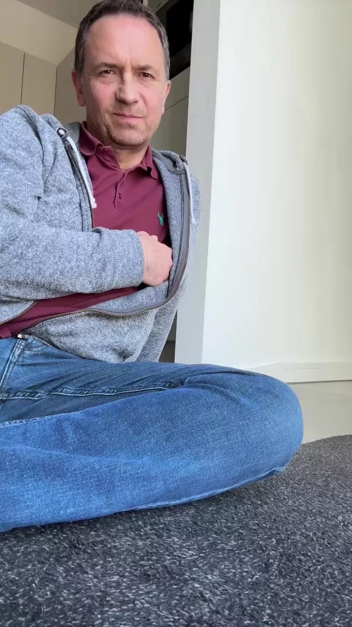 Offline foreskinuk on Cam4