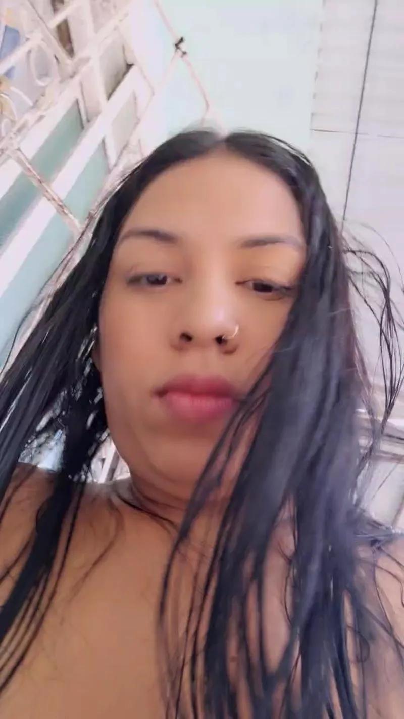 Freechat girl_pee on Cam4