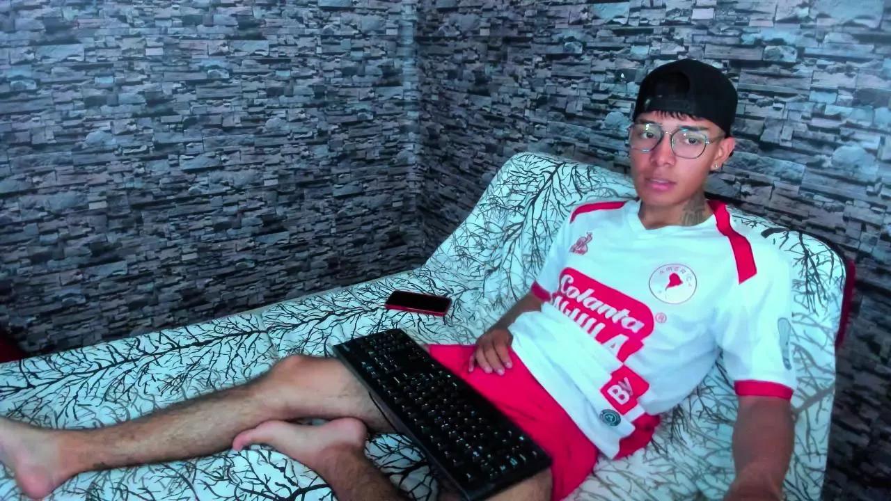 Offline Hunter_Booy on Cam4
