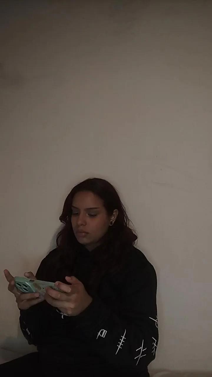 Offline isabella323 on Cam4
