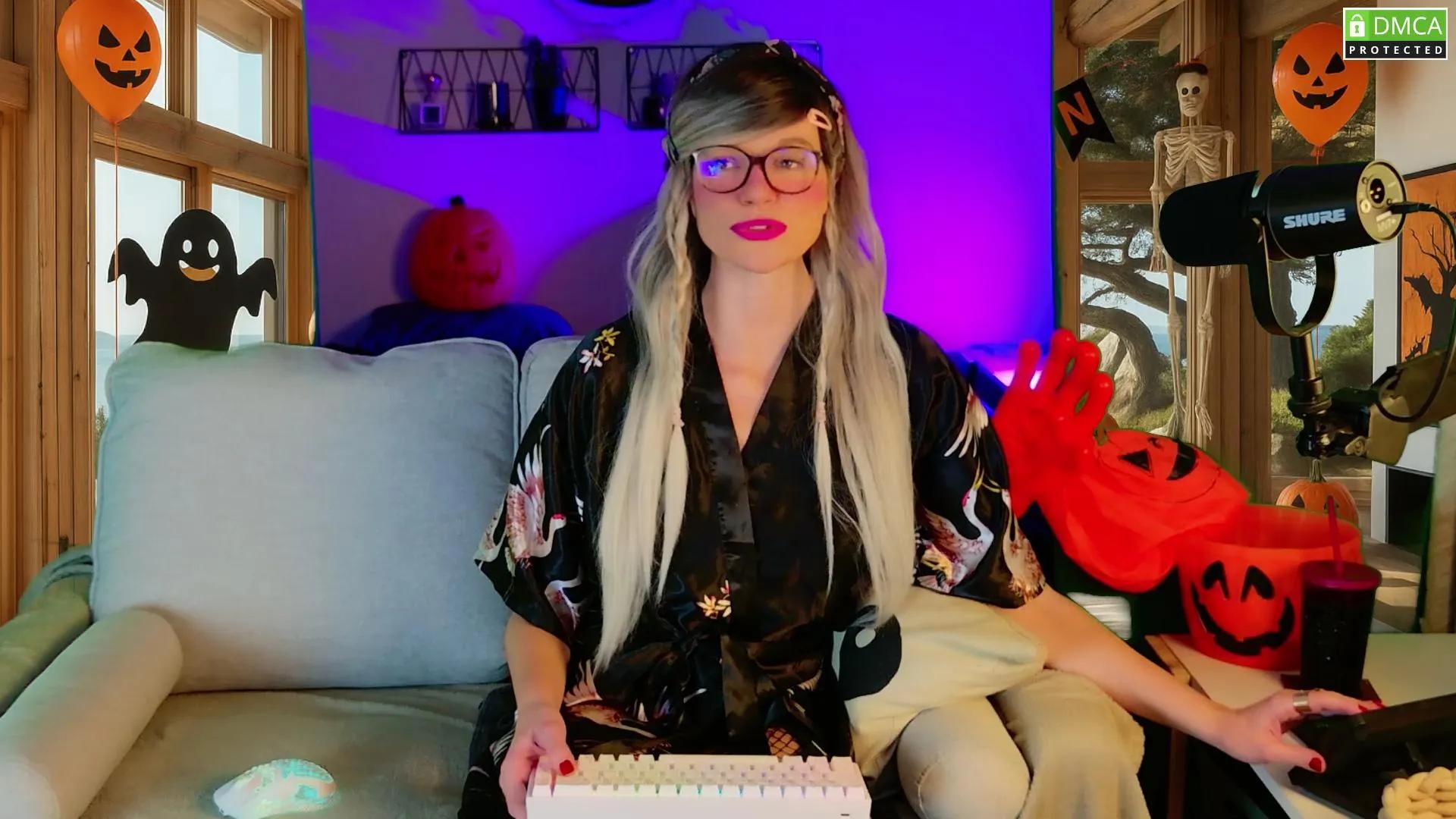 Offline Kittoucharme on Cam4