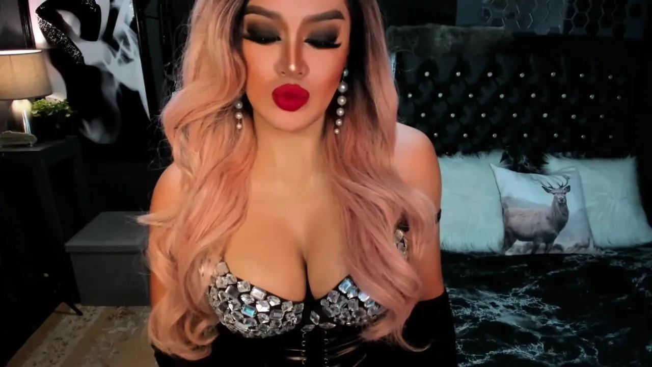 Lickmona on Cam4
