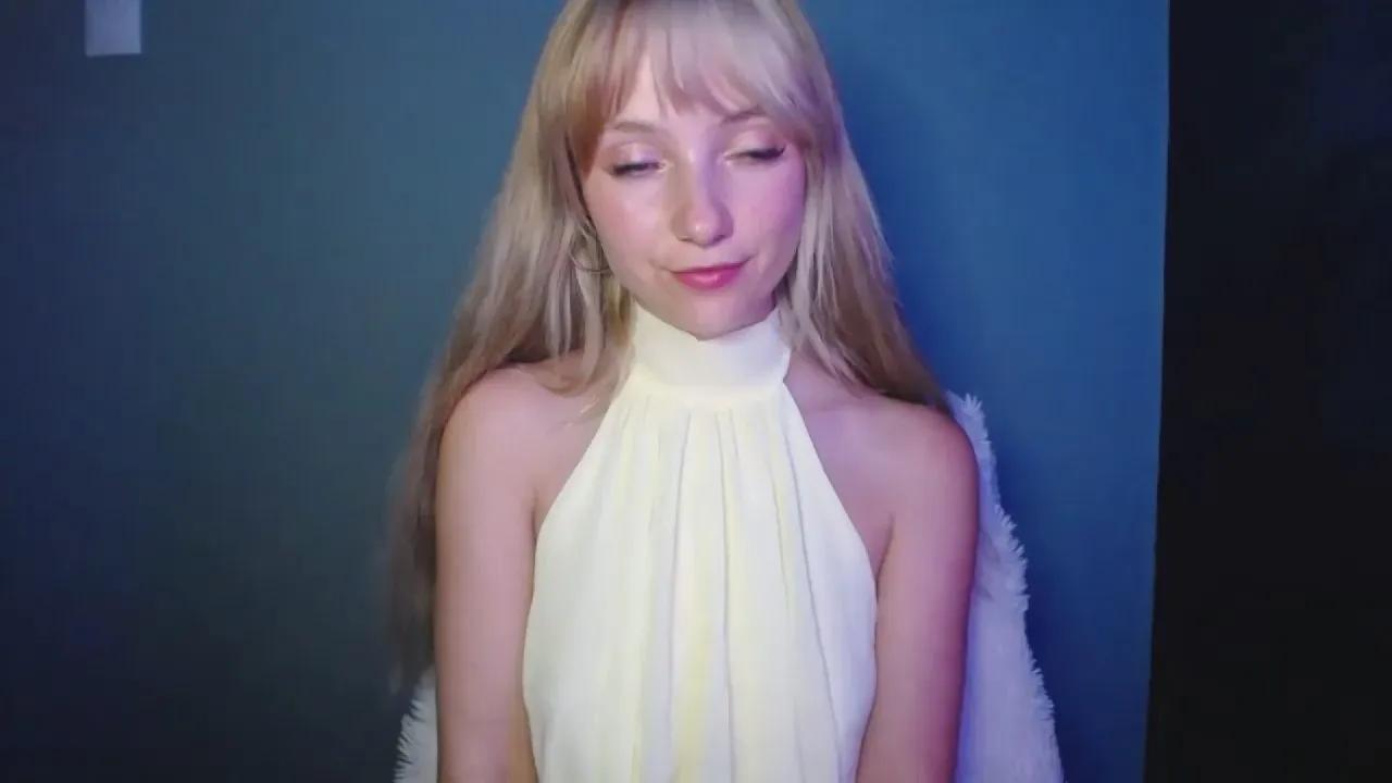 LuciaAdorable on Cam4