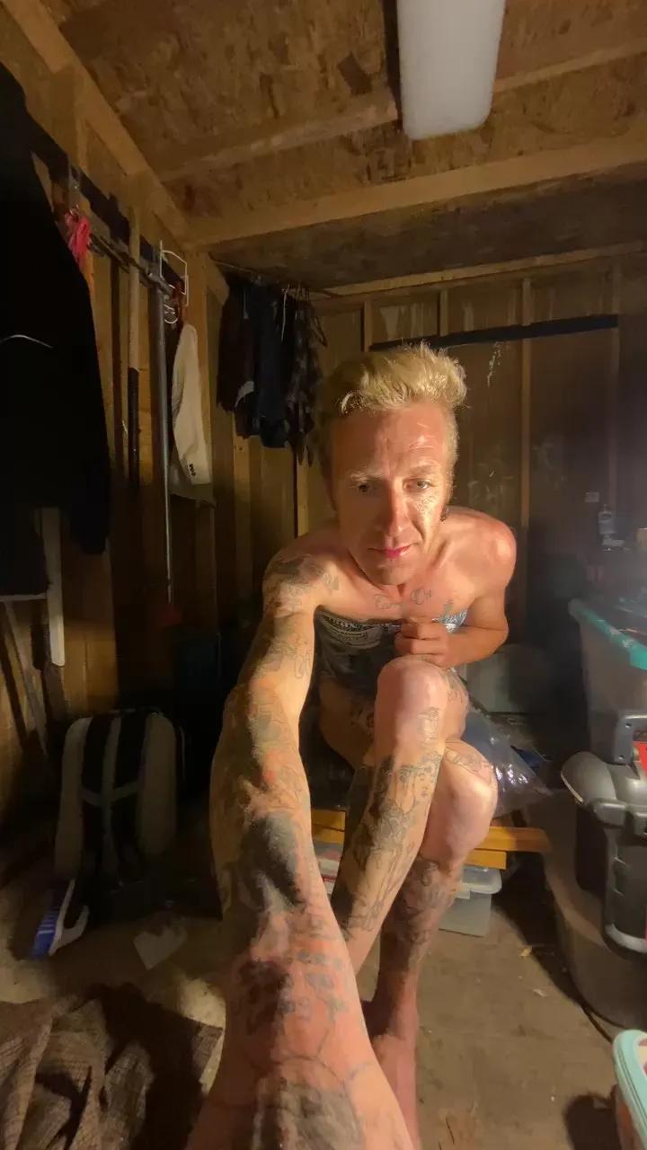 Offline Needtopleaseu on Cam4