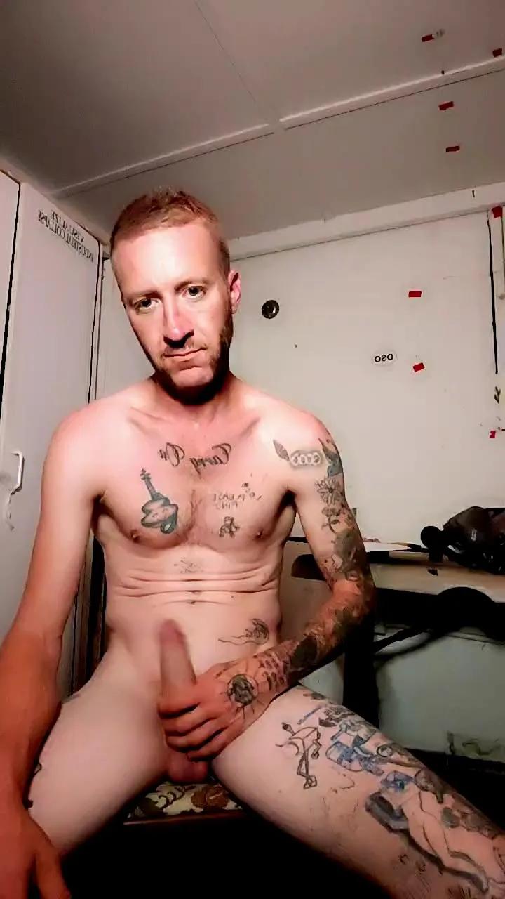 Offline Needtopleaseu on Cam4