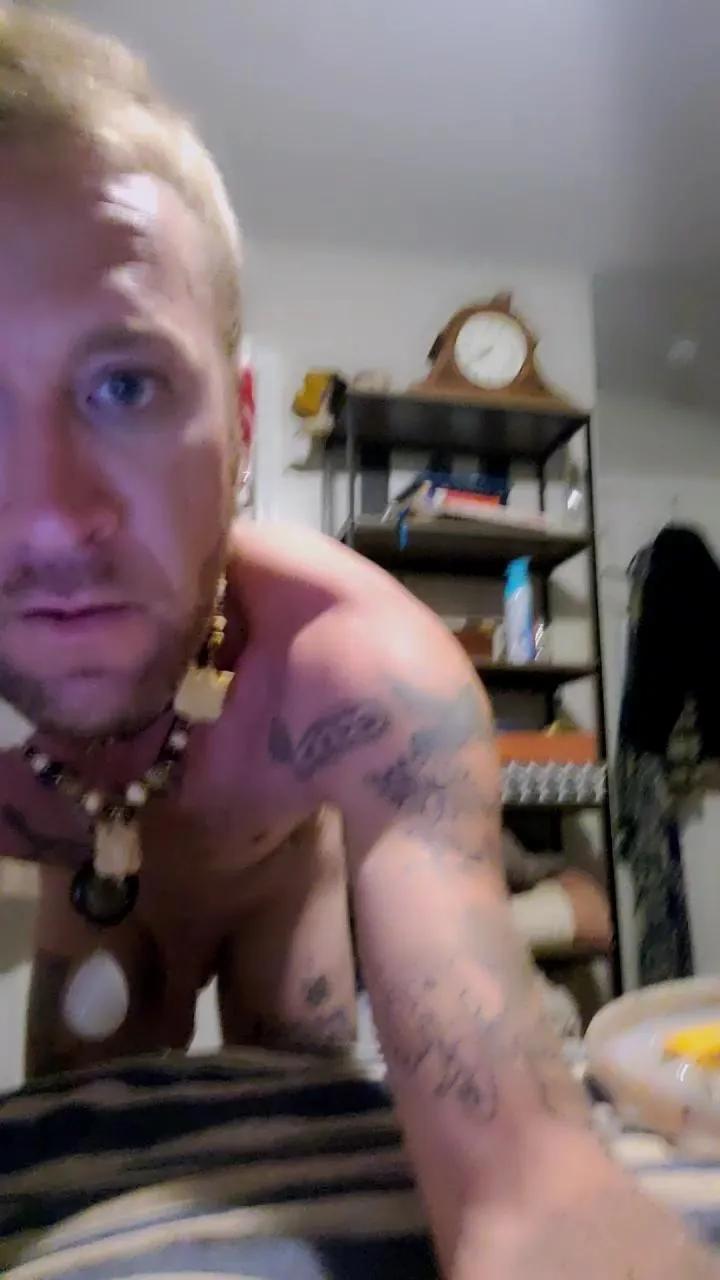 Offline Needtopleaseu on Cam4