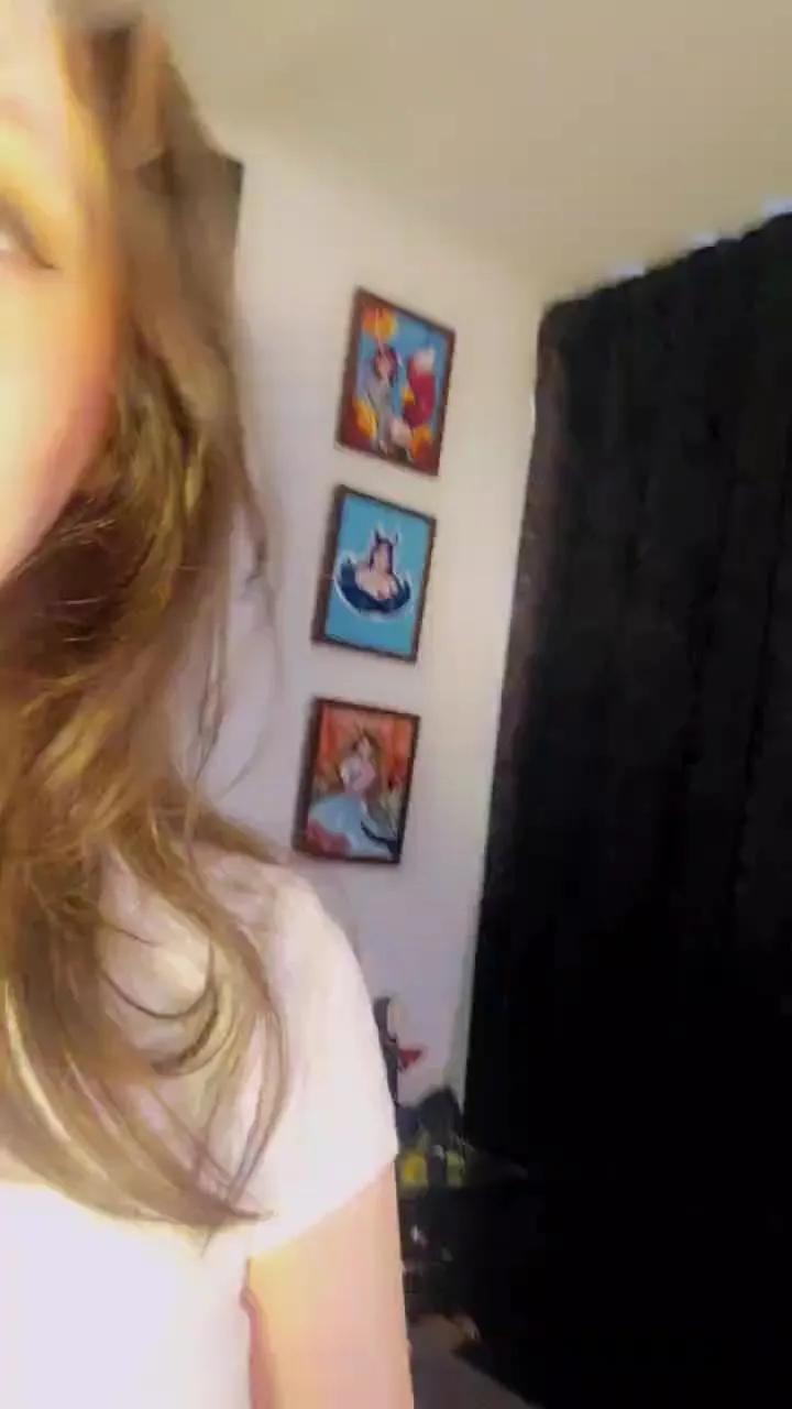 Offline Roxannepiggy on Cam4