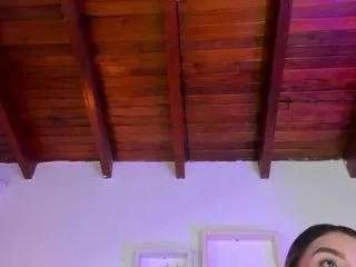 emma-rossee on CamSoda 