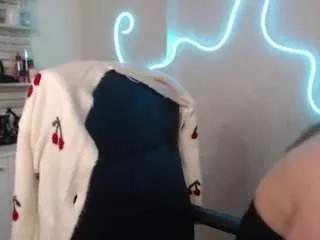 holly95love on CamSoda 