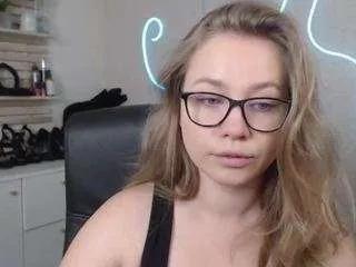 holly95love on CamSoda 