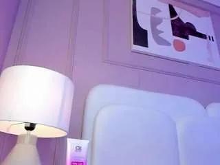 hottieminee on CamSoda 