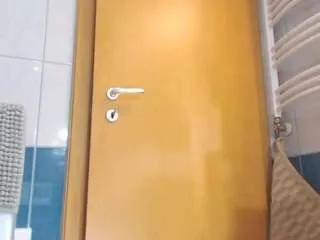 llovers4u2 on CamSoda 