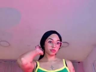 Offline lyna-love on CamSoda