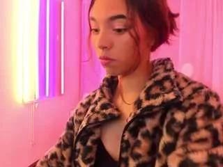 Offline lyna-love on CamSoda