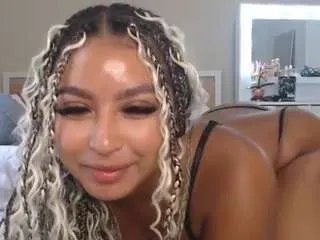 mmmmmmlia on CamSoda 