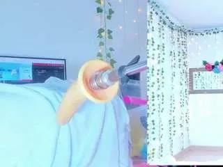 tiffanny-loveee on CamSoda 
