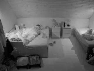 Freechat voyeurcam-julmodels-greybed-3 on CamSoda