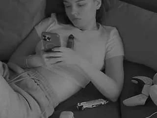 Offline voyeurcam-julmodels-living-7 on CamSoda