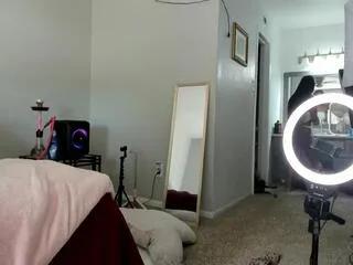 yiauna_niree on Flirt4Free