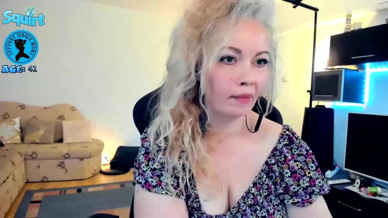 CurvyLynn on Streamray