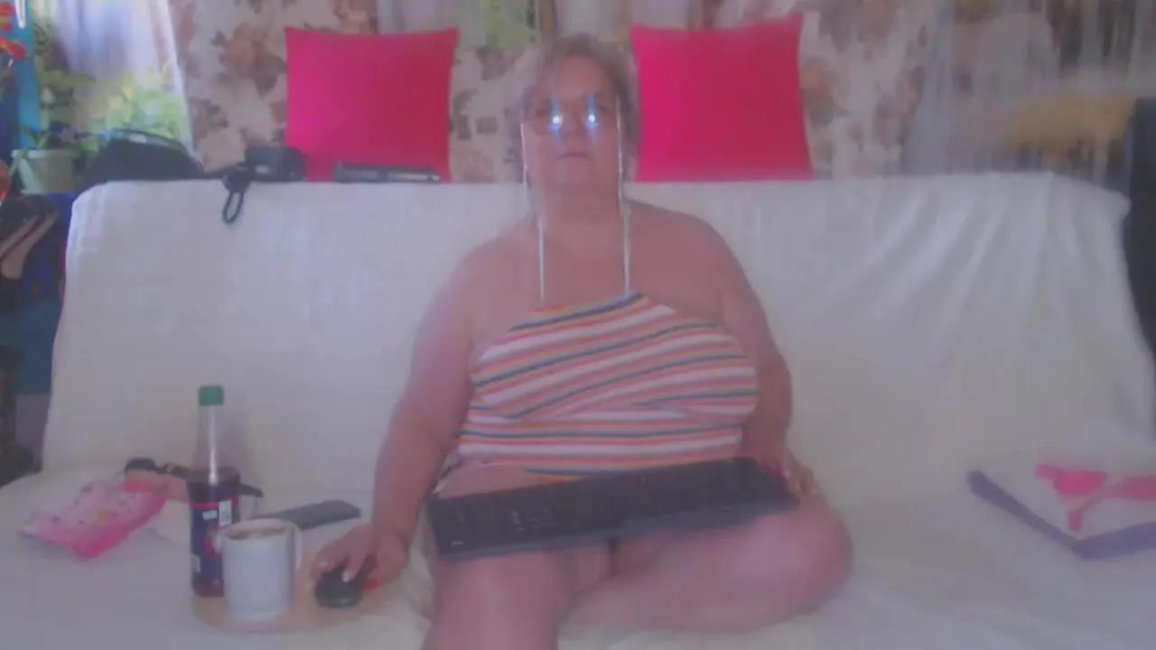 Offline QueenPammy on Streamray