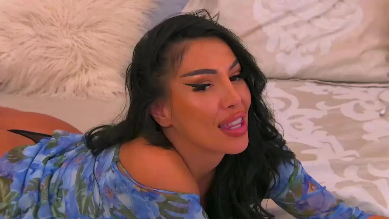 Offline YvieSweet on Streamray