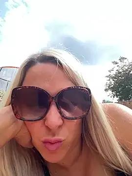 Photos of Bustyblondebabe32 from StripChat is Freechat