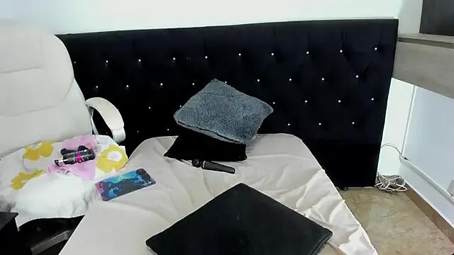 Freechat cristaaalclocks1 on StripChat