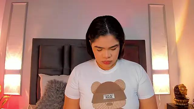 EmmaBecket2 on StripChat 