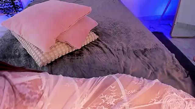 Emmi_Lake on StripChat 
