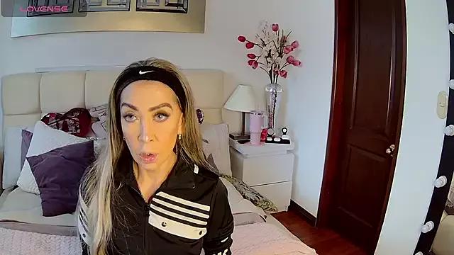 EvelinaGrey on StripChat 