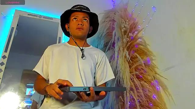 Freechat milo_crave on StripChat