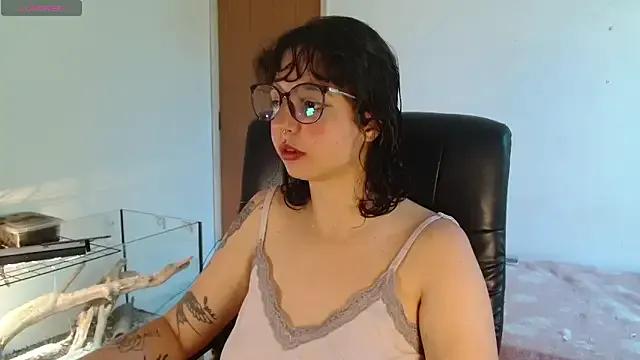 Freechat myamillor on StripChat